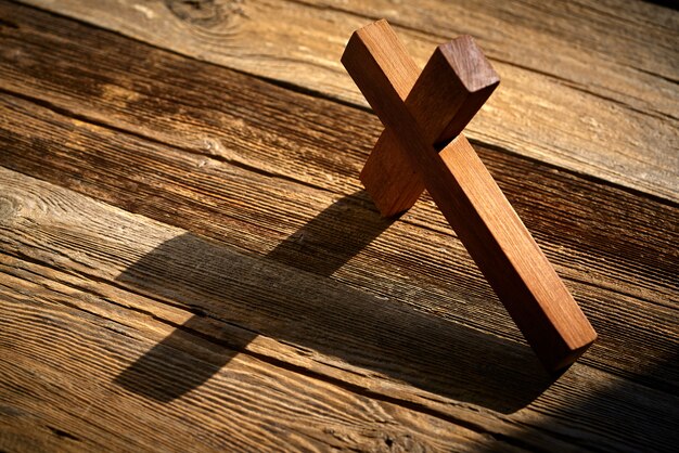 Croix chrétienne sur bois sur bois