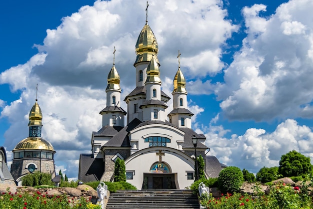 Croix chrétienne d'église dans la haute tour de clocher pour la prière