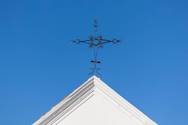 Croix chrétienne en métal généralement placée au sommet des églises