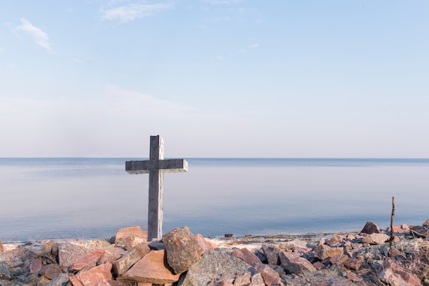 Croix chrétienne avec paysage naturel