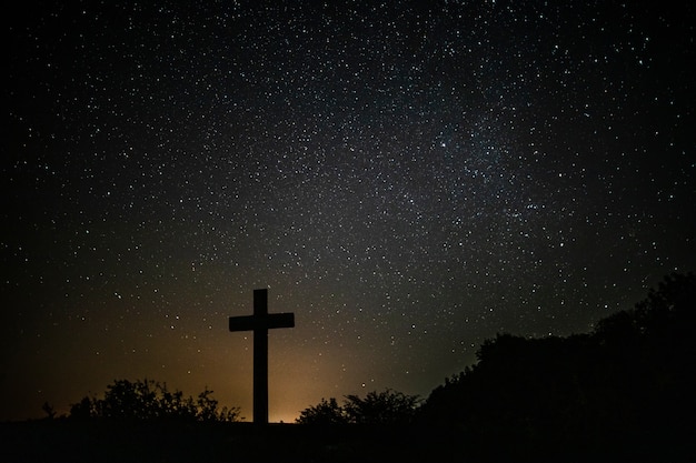 Croix chrétienne avec paysage naturel