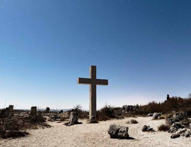 Croix chrétienne avec paysage naturel