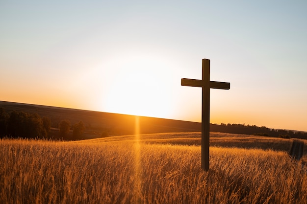 Croix chrétienne avec paysage naturel