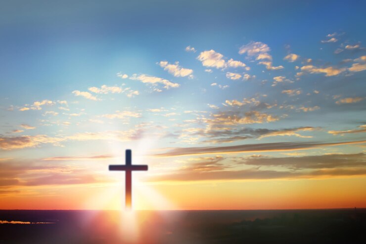 Photo une croix sur une colline avec le soleil derrière elle