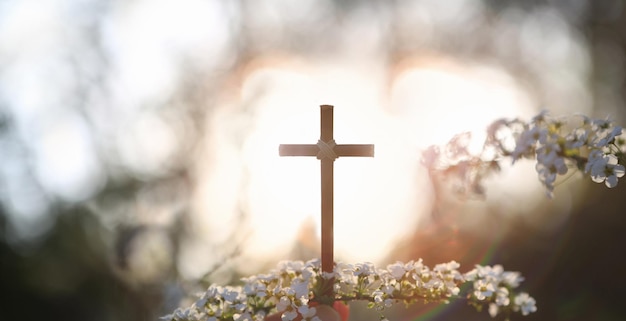 Une croix sur une composition florale