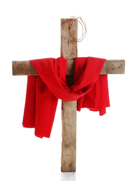 Photo croix avec couronne d'épines et tissu rouge isolé sur blanc