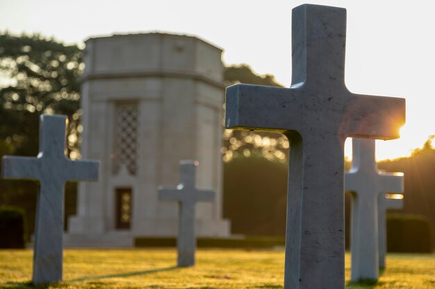 Une croix dans un cimetière avec le mot guerre dessus