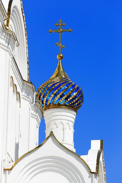 Croix avec un dôme dans l'église orthodoxe.