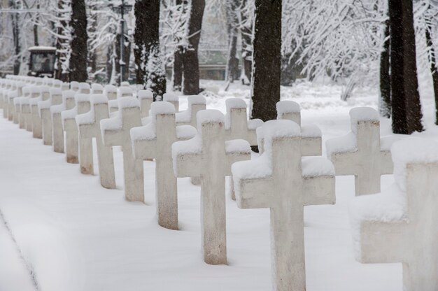 Les croix du cimetière militaire sont couvertes de neige fraîche