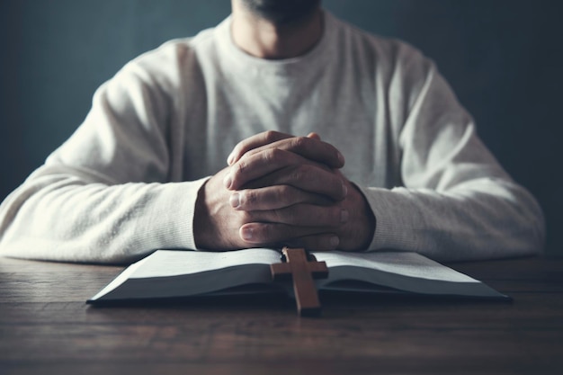 Croix de main d'homme avec la bible