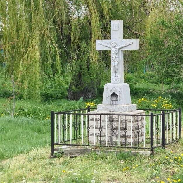 Une croix avec le mot Jésus dessus