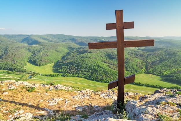Croix orthodoxe au sommet d'une montagne. Paysage de printemps