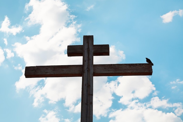 Croix orthodoxe en bois corbeau et ciel bleu