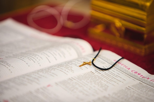 Photo une croix orthodoxe un crucifix se trouve sur les pages de la sainte écriture