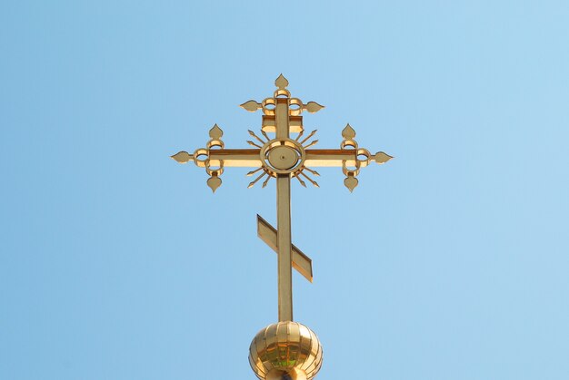 Croix orthodoxe dorée avec fond de ciel bleu