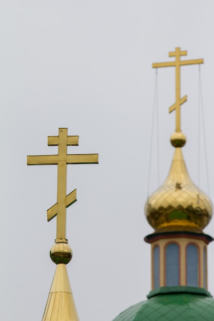 Croix orthodoxe d'or - dôme sur l'église