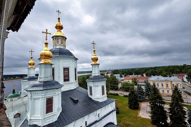 Croix orthodoxes orientales sur des dômes dorés, des coupoles, contre un ciel bleu avec des nuages. Église orthodoxe