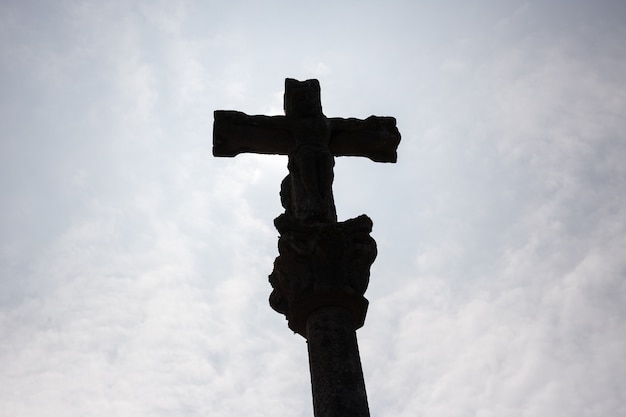 Croix de pierre appelée cruceiro contre le ciel bleu, Galice, Espagne