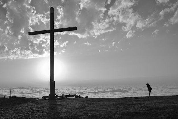 Croix sur la plage contre le ciel