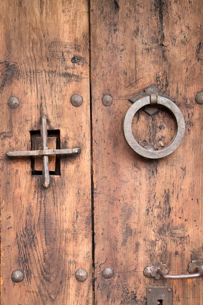 Croix et poignée sur la porte d'entrée en bois