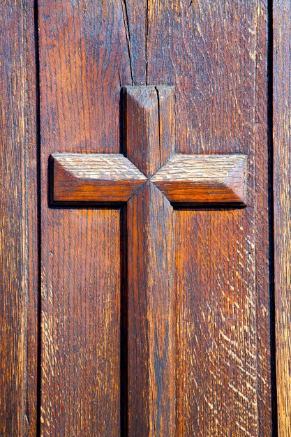 Photo croix sculptée dans le bois