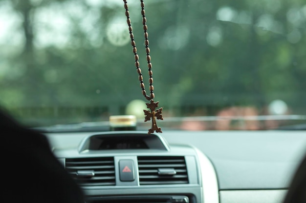 Croix suspendue dans la voiture