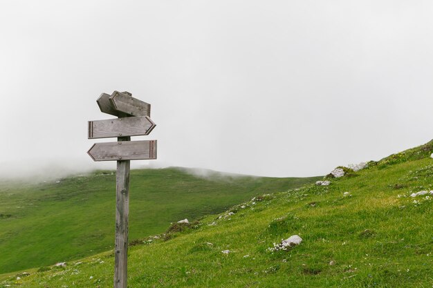 Croix sur le terrain contre le ciel