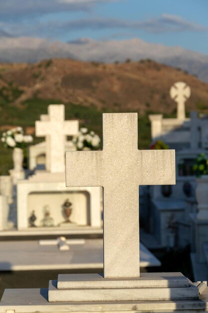 Croix sur une tombe dans un cimetière grec à l'aube