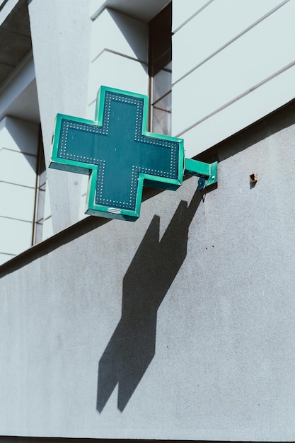 La Croix-Verte de la pharmacie sur un bâtiment
