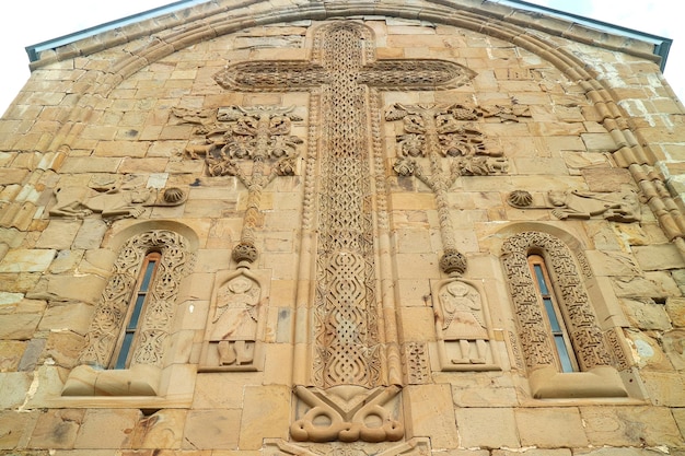 Croix de vigne sculptée sur la façade de l'église de Fort Ananuri sur la rive du fleuve Aragvi Géorgie