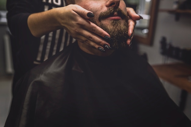 Photo crop barber faisant un traitement pour la barbe