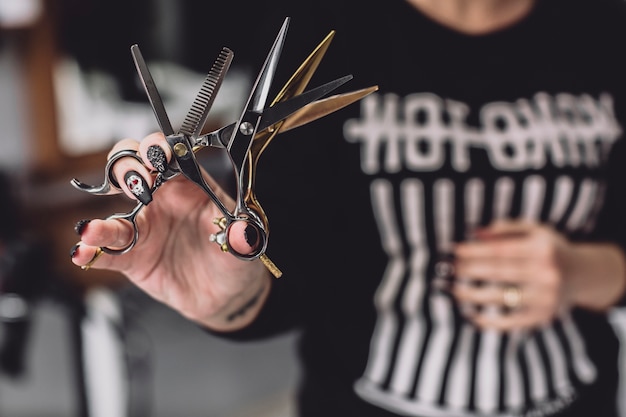 Photo crop coiffeur avec des ciseaux