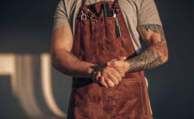 Crop Coiffeur Serrant Les Mains Pendant Le Travail