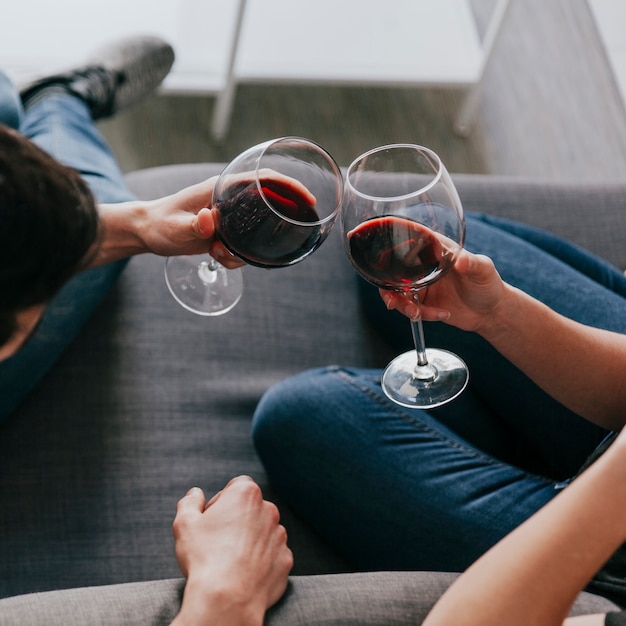 Photo crop couple avec des verres de vin