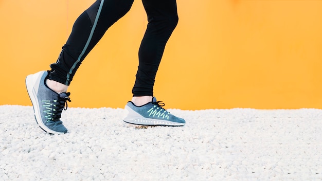 Crop courir sur fond jaune