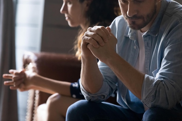 Crop gros plan d'un jeune couple malheureux assis séparément ont des problèmes de relation pensez à la rupture ou au divorce Bouleversé homme et femme amoureux de la famille évitent de parler souffrent de tricherie dans les problèmes de relation