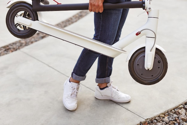 Crop mâle transportant un scooter électrique