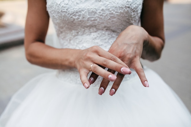 &quot;Crop de mariée montrant un anneau à portée de main&quot;