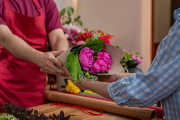 Crop view saller de fleurs. Entreprise de fleuriste. Composition de bouquets.