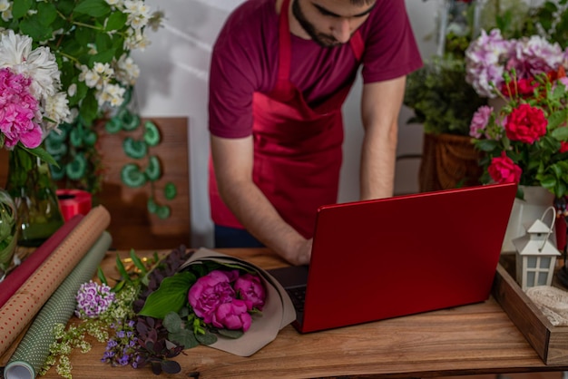 Crop view saller de fleurs. Entreprise de fleuriste. Composition de bouquets.