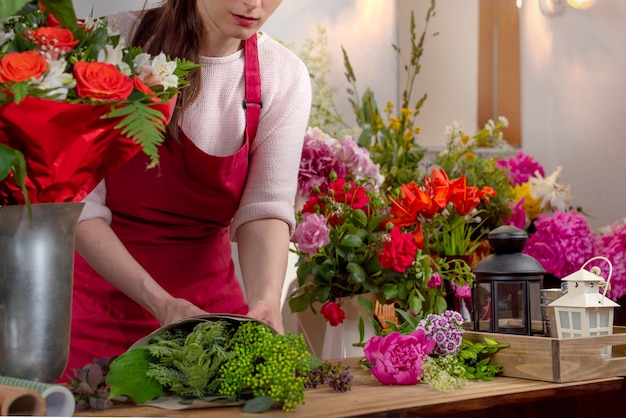 Crop view saller de fleurs. Entreprise de fleuriste. Composition de bouquets.