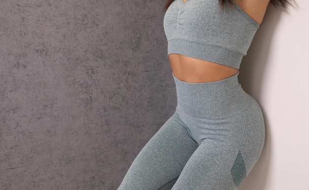 Cropped close up body fit femme noire portant le sport haut régime fitness et concept de mode de vie sain