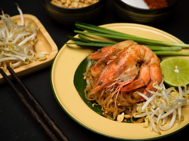 Cropped shot of Thai food, Pad Thai, sauté de nouilles thaïlandaises aux crevettes et au citron vert, germes de soja et ciboulette