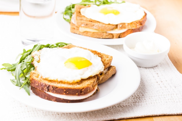 Croque Madame - sandwich au jambon, fromage et œuf au plat