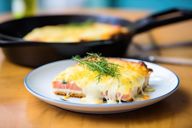 Photo croque monsieur avec du fromage fondu sur une casserole brun doré