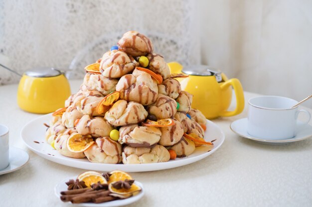 Croquembush, un gâteau brownie lumineux dans la cuisine avec une belle vaisselle vintage