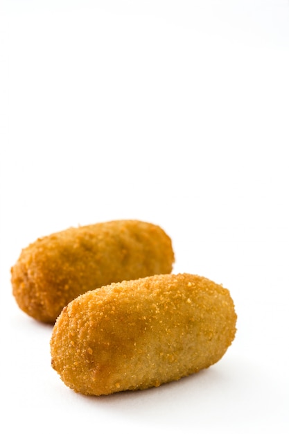 Croquetas espagnoles frites traditionnelles (croquettes) isolé sur fond blanc