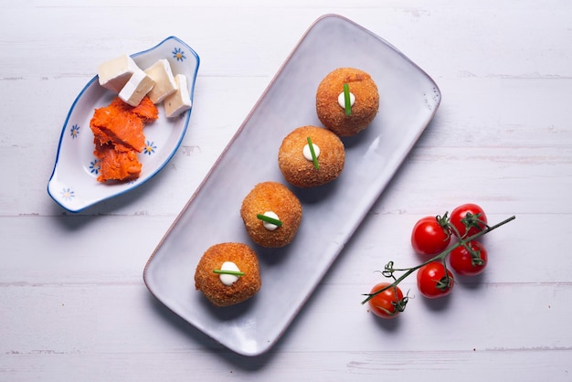 Croquette de fromage sobrasada et brie. Tapa fusion espagnole.