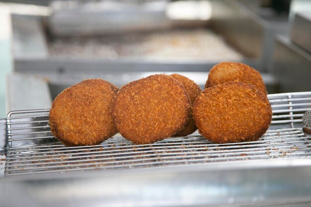 Croquette japonaise appelée korokke sur le marché de rue de Yanaka