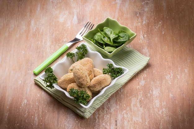 Croquette de riz avec salade d'épinards frais